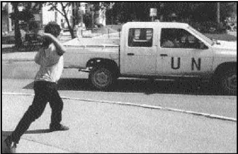 Bosnian Serb stones a UN vehicle