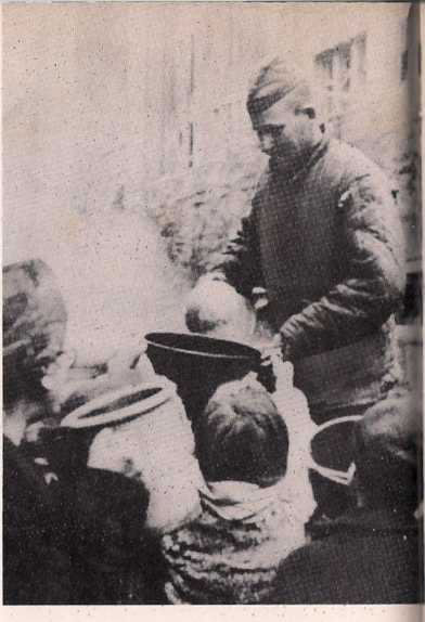 Em 1945, nos difíceis dias iniciais, soldados soviéticos distribuíram comida quente e viveres à população esfomeada e deprimida. Para muitos foi o primeiro contacto com cidadãos soviéticos e a primeira pedra para uma firme amizade com a União Soviética